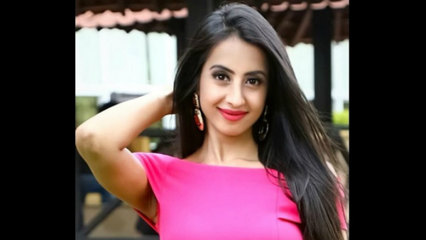 మేడమ్.... మేడమ్.... ఓపెన్ ది డోర్