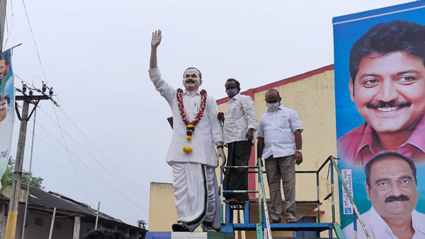 జగన్ చెప్పినా, బాబాయ్ వద్దన్నా...