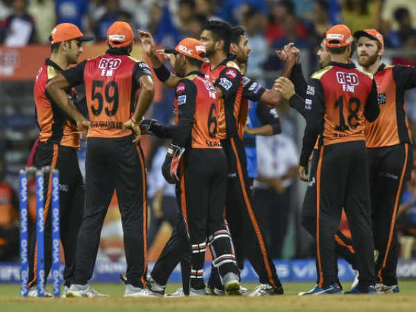 ఫీల్డింగ్ చేస్తూ.. అర్ధాంతరంగా..