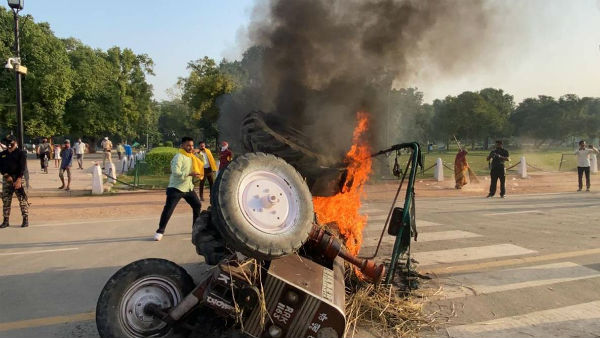 ఇండియా గేట్ ముందే ట్రాక్టర్ కు నిప్పు