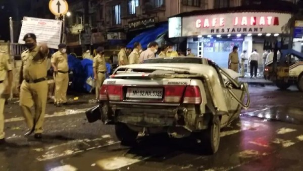 4 dead after speeding car rams into pavement at mumbai.. 4 dead after speeding car rams into pavement at mumbai..