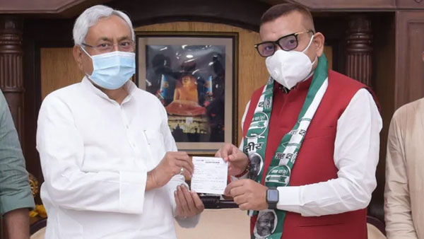 Former Bihar DGP Gupteshwar Pandey joins JDU at CM Nitish Kumars residence Former Bihar DGP Gupteshwar Pandey joins JDU at CM Nitish Kumars residence