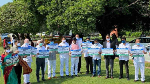వైసీపీ ఎంపీల నిరసనలు..