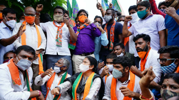 కొన్ని జిల్లాలలో బిజెపి కలెక్టరేట్ ముట్టడి కార్యక్రమం ఉద్రిక్తతకు దారి తీసింది.