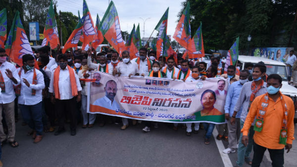 జనగామలో కలెక్టరేట్ అద్దాలు ధ్వంసం చేసిన బీజేపీ కార్యకర్తలు