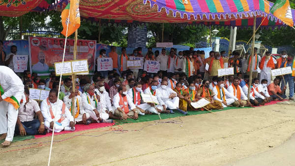 అరెస్ట్ లపై బండి సంజయ్ ఆగ్రహం .. కేసీఆర్ మోసం ప్రజలు గుర్తించారంటూ ట్వీట్