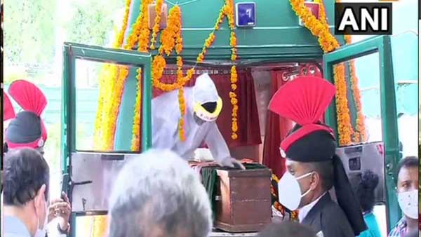 ప్రత్యేక అంబులెన్స్ లో శ్మశాన వాటికకు ప్రణబ్ పార్థివ దేహం