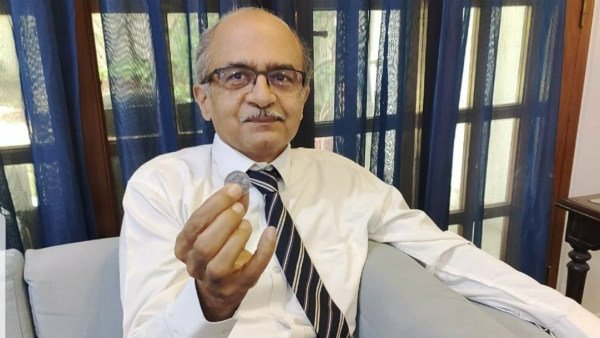 Prashant Bhushan deposits Re 1 fine in contempt case..but... Prashant Bhushan deposits Re 1 fine in contempt case..but...