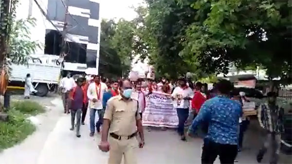 లోటస్ పాండ్ ఇళ్లు ముట్టడి..
