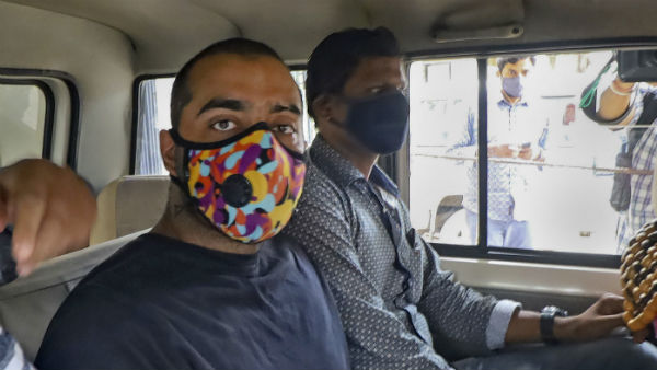 లుక్ ఔట్ నోటీసులు