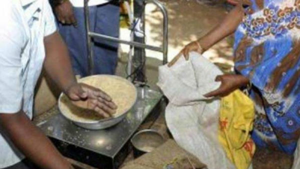 తెలంగాణలో రేషన్ సరుకులు తీసుకున్న ఏపీ వాసులు