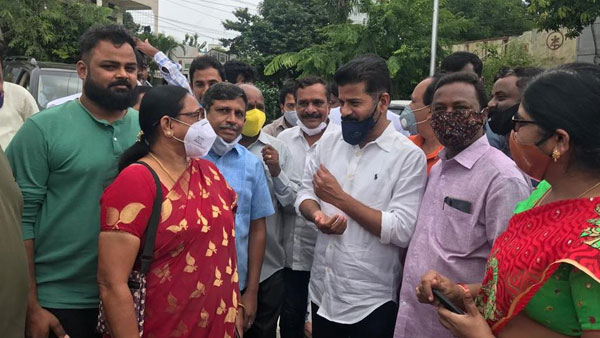 ఎల్బీ నగర్ లో వరద ముంపు ప్రాంతాలను సందర్శించిన ఎంపీ రేవంత్ రెడ్డి