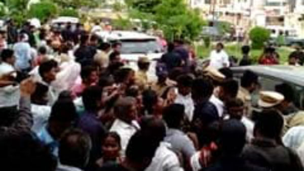 పట్టాదారు పాస్ బుక్ కోసం లంచం డిమాండ్ .. రెవెన్యూ అధికారులపై రైతు ఆగ్రహం