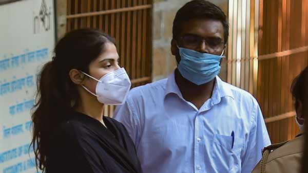 రియాకు తెల్లటి దుప్పటి, చిన్న దిండు