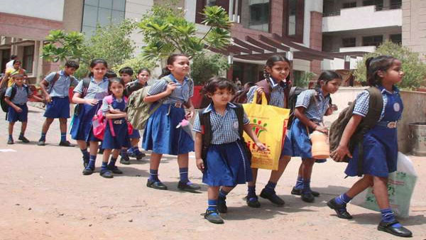 స్కూల్స్ పంపాలా వద్దా .. నిర్ణయం తల్లిదండ్రులదే