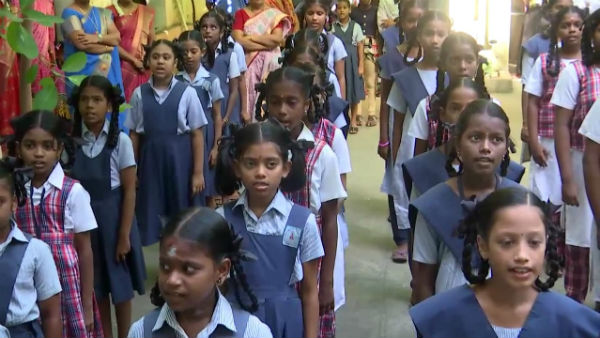 మోగిన బడిగంట .. మార్గదర్శకాలతో క్లాసులు నిర్వహిస్తున్న టీచర్స్