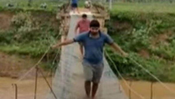 పశ్చిమగోదావరి జిల్లా రైతుల పట్టుదలకుబ్ సాక్ష్యంగా వేలాడే వంతెన