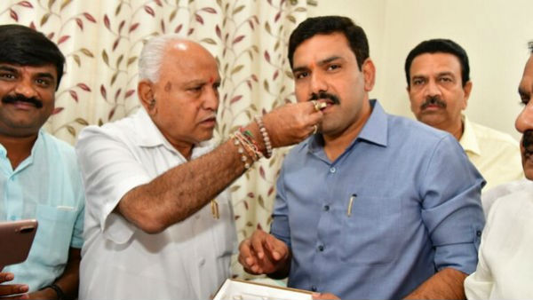దంచికొట్టిన నటి రాగిణి ద్వివేది