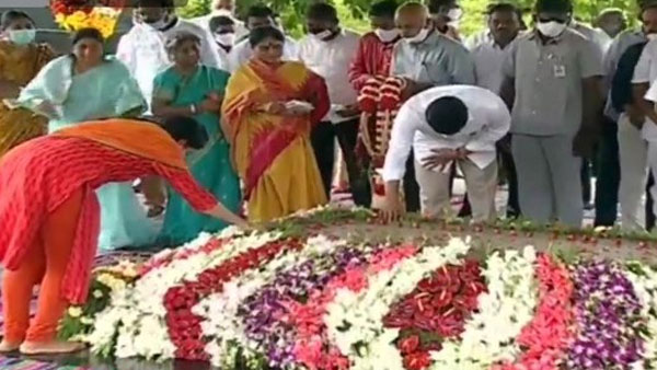 YSR 11th death anniversary: AP CM YS Jagan and Family Members Pay Tribute To YSR YSR 11th death anniversary: AP CM YS Jagan and Family Members Pay Tribute To YSR