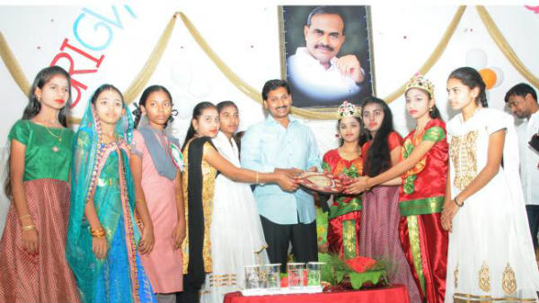 విద్యార్థులకు అన్నీ ఉచితమే
