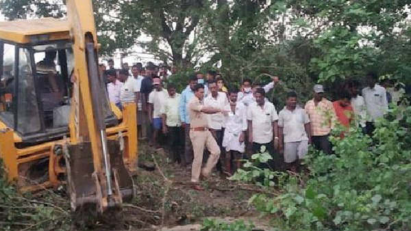 Vehicle with 15 passengers falls into roadside open well near Warangal Vehicle with 15 passengers falls into roadside open well near Warangal