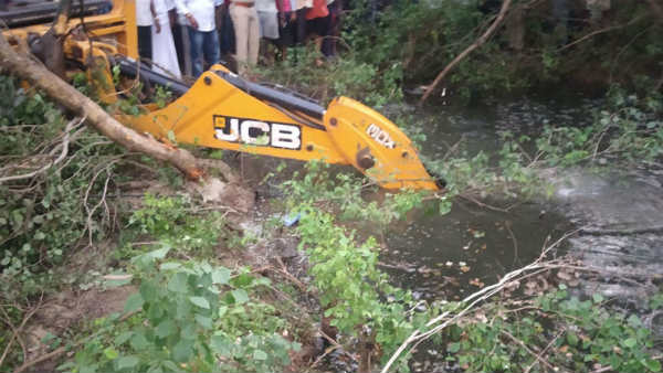 Vehicle with 15 passengers falls into roadside open well near Warangal Vehicle with 15 passengers falls into roadside open well near Warangal