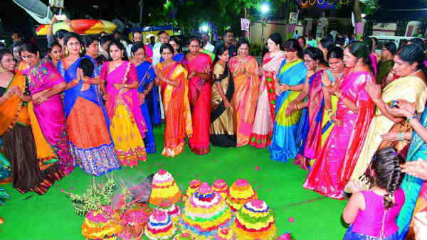 ఒకపక్క కరోనా, మరోపక్క వరదలు.. ఈ సారి బతుకమ్మ సంబరాలు కష్టమే