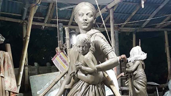 West Bengal: Kolkata Puja Pandal Replaces Durga Idol with Migrant Woman West Bengal: Kolkata Puja Pandal Replaces Durga Idol with Migrant Woman