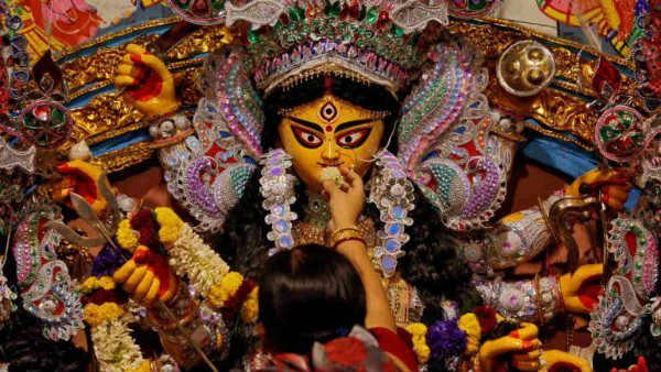 మహిషాసురుడిని వధించిన అమ్మవారు