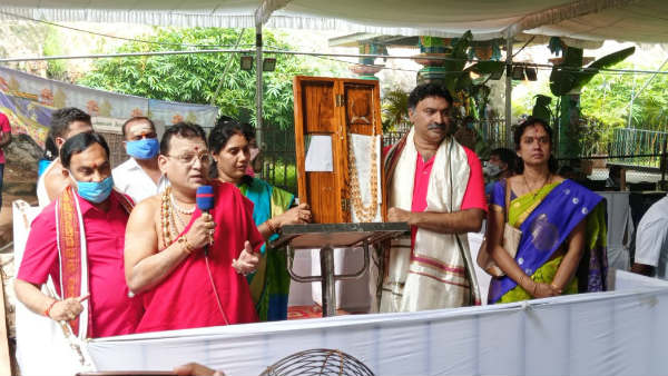 nri devotee donates rs.40 lakh worth gold necklace to vijayawada kanakadurga nri devotee donates rs.40 lakh worth gold necklace to vijayawada kanakadurga