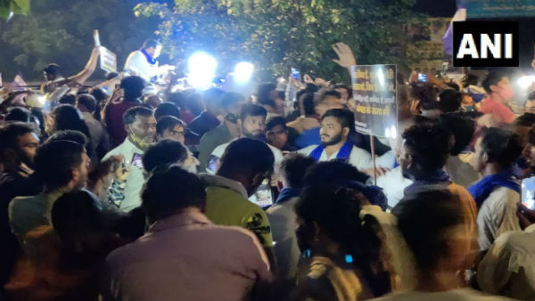 రాహుల్ ను అవమానించటం ప్రజాస్వామ్యంపై సామూహిక అత్యాచారం