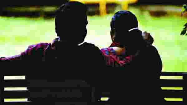 మొగుడు ఊరికి వెళితే పండగే