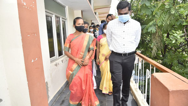 ఆఫీసుల్లో ఆనందోత్సాహాలు..