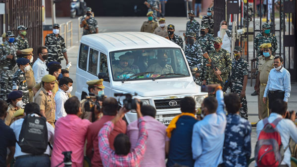 హత్రాస్ ఎంట్రన్స్ లో కూడా పోలీసుల బందోబస్తు