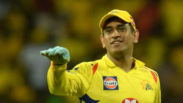 IPL 2020: Dhoni gives useful tips to the mysterious bowler Varun Chakravarthy IPL 2020: Dhoni gives useful tips to the mysterious bowler Varun Chakravarthy