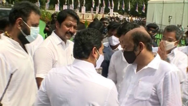 jagan full stop to gannavaram ysrcp group politics as vamsi, yarlagadda shaking hands jagan full stop to gannavaram ysrcp group politics as vamsi, yarlagadda shaking hands