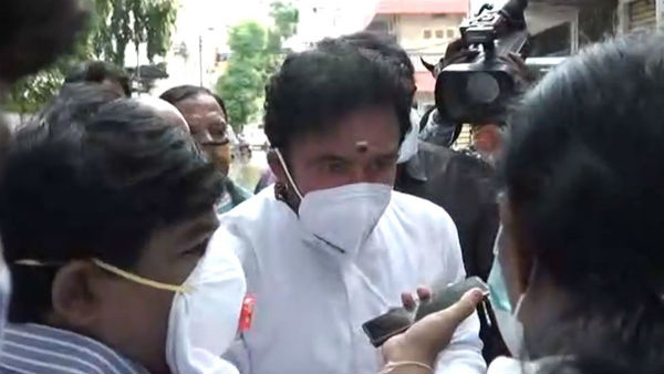 union minister kishan reddy fires on ghmc commissioner on his visit to flood areas in hyderabad union minister kishan reddy fires on ghmc commissioner on his visit to flood areas in hyderabad