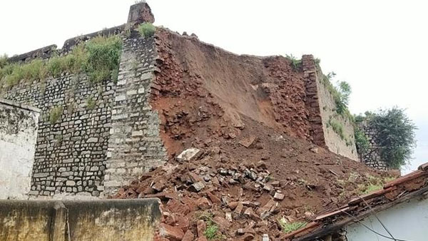 Sardar Sarvai Papannas fort collapsed due to heavy rains. Four houses were destroyed Sardar Sarvai Papannas fort collapsed due to heavy rains. Four houses were destroyed