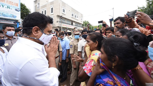 కేటీఆర్ అడ్డగింత..