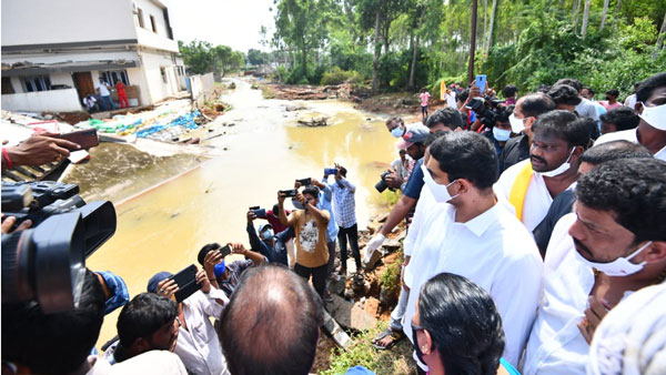 తూర్పు గోదావరి జిల్లాలో వరద ప్రభావిత ప్రాంతాల్లో పర్యటించిన లోకేష్