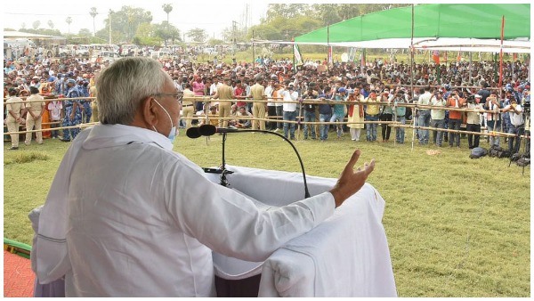Nitish Loses His Cool as Slogans of Lalu Zindabad Raised at His Rally Nitish Loses His Cool as Slogans of Lalu Zindabad Raised at His Rally