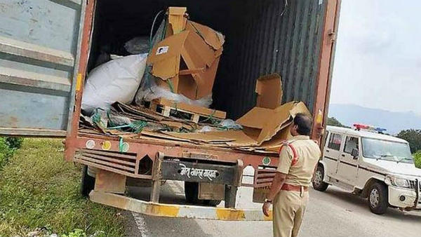డ్రైవర్ ,క్లీనర్ లను చితకబాది కంటైనర్ చోరీ చేసిన దోపిడీ దొంగలు