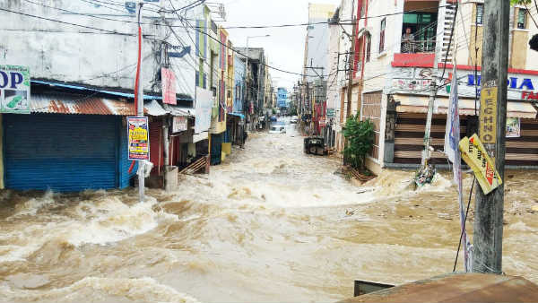 ఆలయాల్లోకి నీరు...