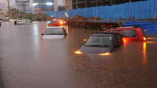 heavy rainfall lashes hyderabad on friday evening heavy rainfall lashes hyderabad on friday evening