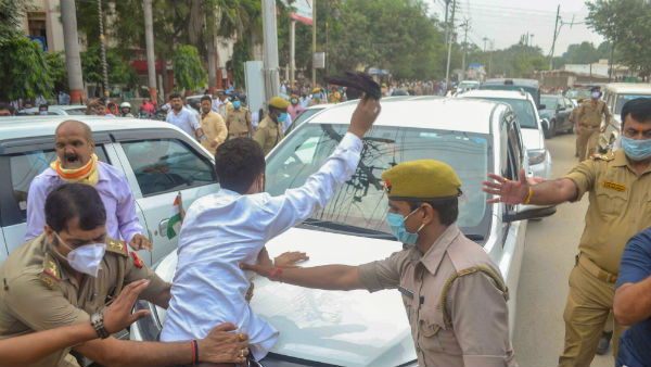 పోలీసులు-నిరసనకారుల వాగ్వాదం....