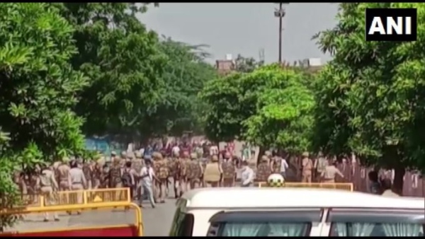 hathras case Stone pelting and clashes between Valmiki community and police in Agra hathras case Stone pelting and clashes between Valmiki community and police in Agra