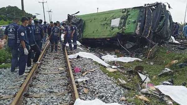 Thailand train-crash: Bus collides with train, killing 18 Thailand train-crash: Bus collides with train, killing 18