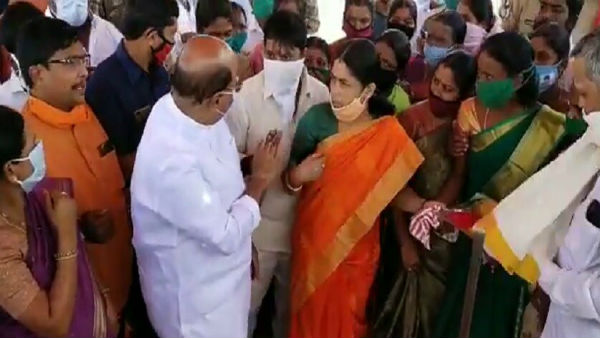 రైతులు ఎమ్మెల్యే మంచి రెడ్డి కిషన్ రెడ్డి వాహనంపై చెప్పులు విసిరారు.
