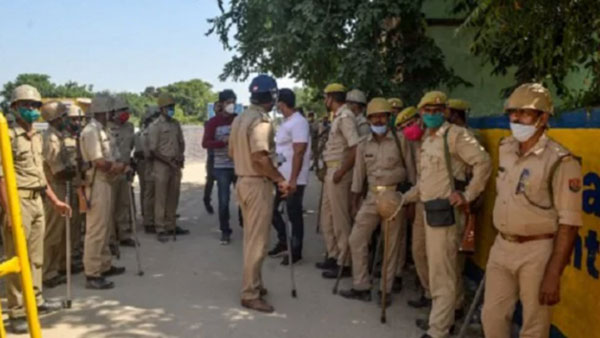Journalist from Kerala, three others detained on way to Hathras Journalist from Kerala, three others detained on way to Hathras