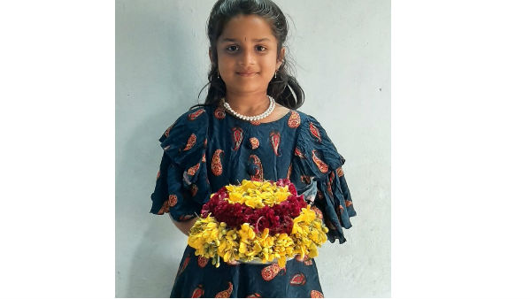 పెద్ద బతుకమ్మ పక్కనే చిన్న బతుకమ్మను